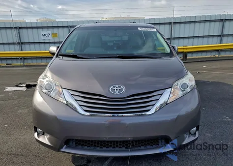 2016 Toyota Sienna Xle z USA, uszkodzony, nr VIN 5TDYK3DC4GS716619